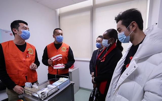 黄晓明到访录视频推广HIV快速检测，揭秘HIV快检室